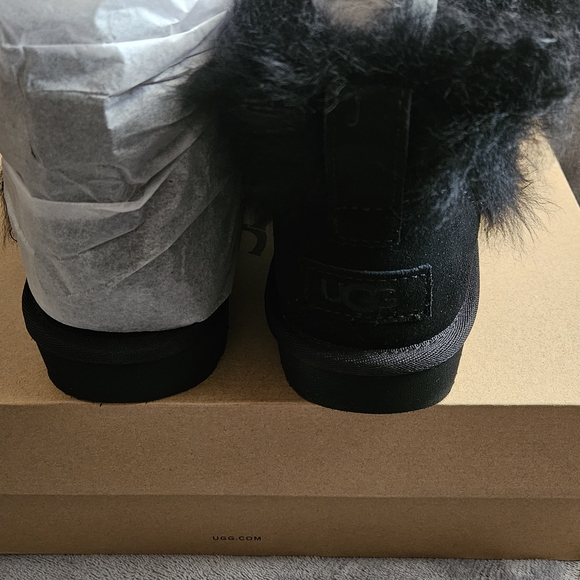 UGG Black Fluffy Winter Boots – Cozy, Chic & Timeless. - Picture 5 of 8